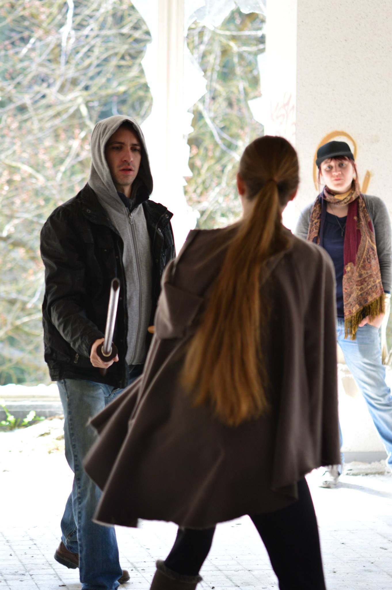 Une phase du combat avec, au fond, la "script", dont le travail consistait &agrave; num&eacute;roter toutes les prises pour que le r&eacute;alisateur soit en mesure de retrouver toutes les phases du combat, avec les variations pour chaque phase.