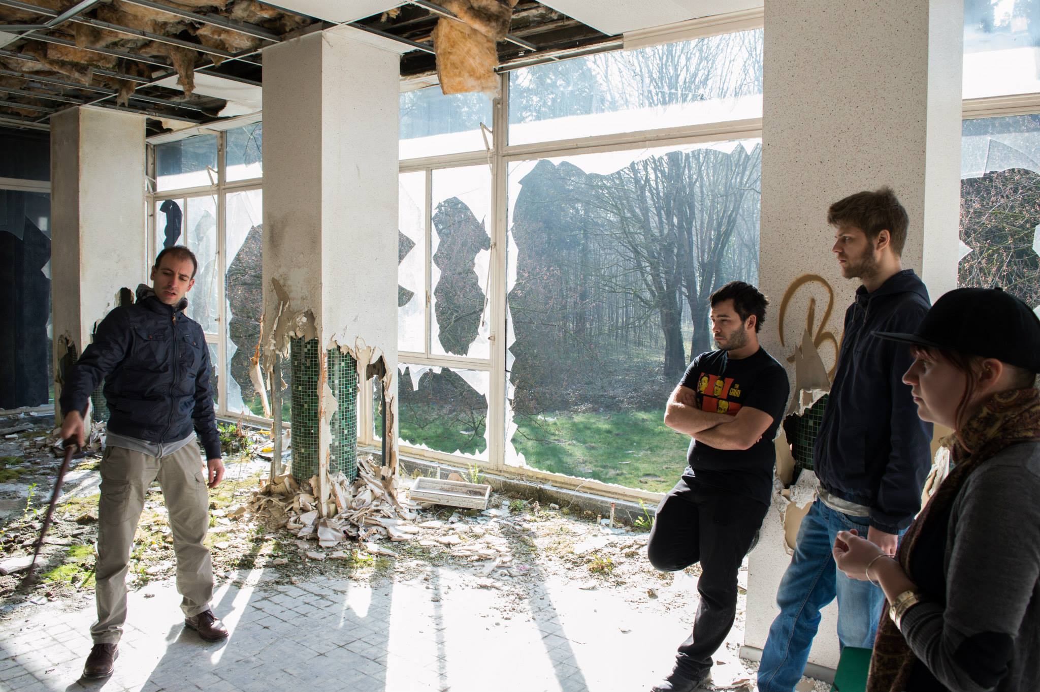 Micael explique &agrave; l'&eacute;quipe du film quelques particularit&eacute;s du sabre et de la chor&eacute;graphie. De gauche &agrave; droite: Micael, le r&eacute;alisateur, le cam&eacute;raman et la script.