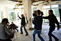 Combat dans un d&eacute;cor post-apocalyptique.