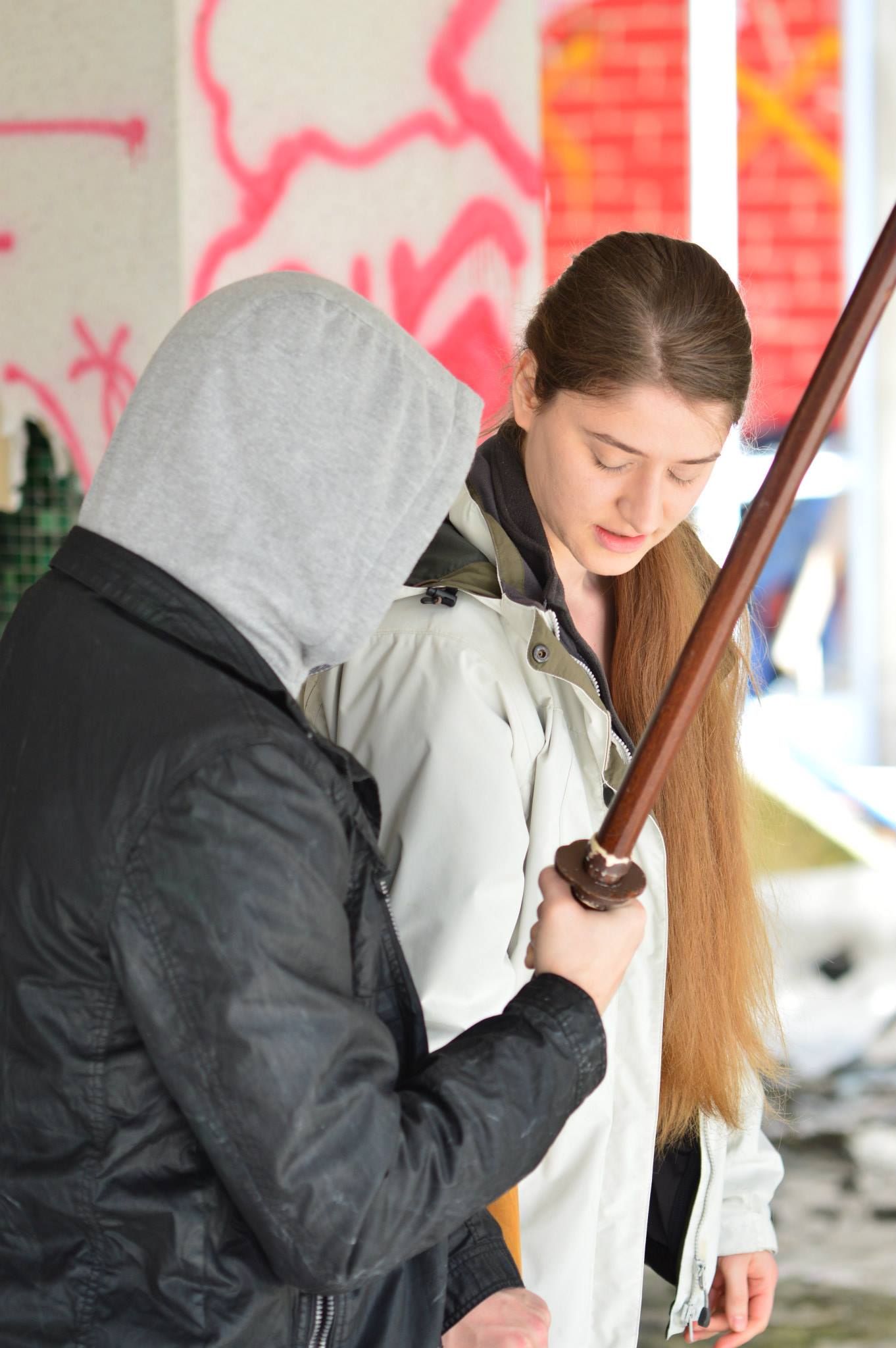 Micael expliquant &agrave; Estelle un positionnement. Dans un dojo comme sur un plateau de cin&eacute;ma, le Katori doit &ecirc;tre pr&eacute;cis.