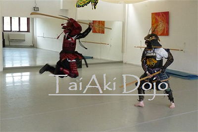 Illustration du KARASUTOBI en yoroi, phase finale du 4&egrave;me kajo de naginata.