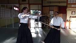 Exemple d'esquive tout en pr&eacute;parant une contre-attaque.