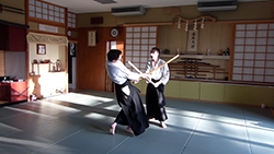 Exemple de d&eacute;structuration de la posture de l'assaillant.